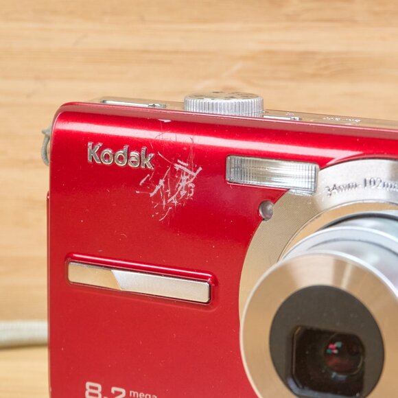 Kodak Easyshare M863 8.2 MP Digital Camera, with 3xOptical Zoom (Red) - Picture 3 of 8